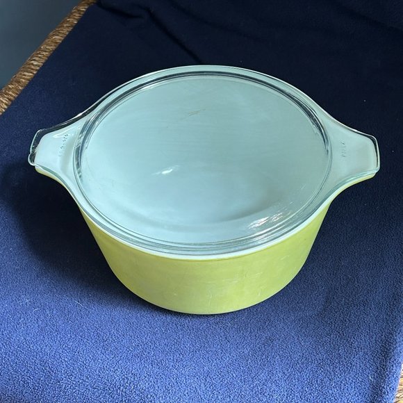 Vintage Pyrex Olive Green Pyrex 1 1/2 Quart Casserole Dish with Lid - Picture 1 of 6